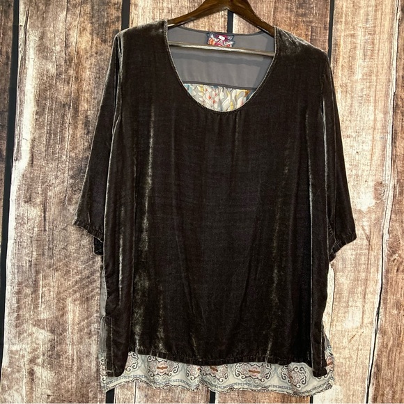 Johnny Was silk hi-low 3/4 sleeve blouse - Picture 2 of 9